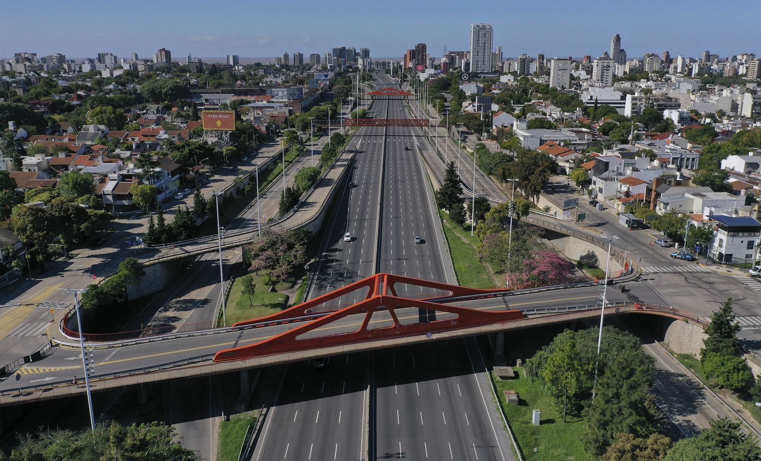 La avenida General Paz de Buenos Aires, prácticamente desierta en pleno confinamiento.