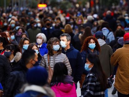 Multitud de personas pasean por el Portal del Ángel de Barcelona, el pasado día 8.