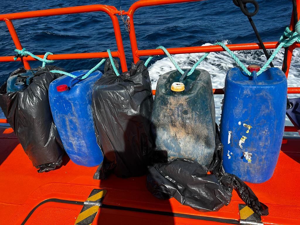 Restos del barco naufragado en el que viajaba el marroquí Hassan Syaf, que fueron encontrados por Salvamento Marítimo ese mismo día. Entre ellos, el bidón que le permitió sobrevivir.