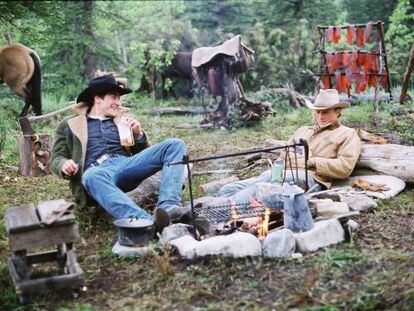 Los actores Jake Gyllenhaal (izquierda) y Heath Ledger, en un fotograma de la película 'Brokeback mountain'.