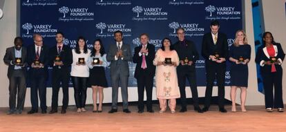 Los 10 finalistas del Global Teacher Prize 2017 con Sunny Varkey, presidente de la fundaci&oacute;n que organiza el premio. 