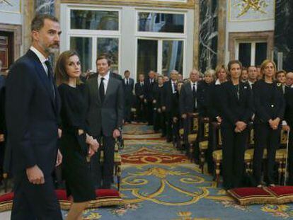 La familia coincide en público, por primera vez en casi dos años, en el funeral de Alicia de Borbón