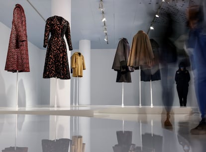 Exposición 'Alaïa y Balenciaga. Escultores de la forma ', que recoge más de un centenar de obras de los dos creadores, en el Museo Balenciaga de Getaria.