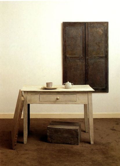 Bodegón apoyado en una mesa. Esta obra fue creada en su estudio de Sanlúcar de Barrameda.