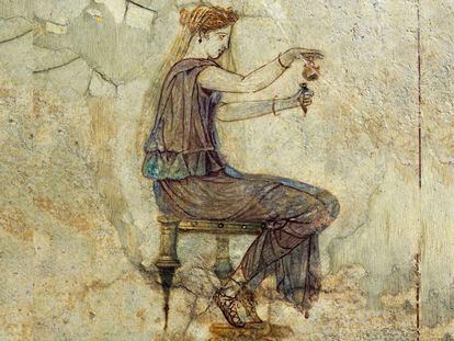Fresco del siglo I A. C. de una mujer manipulando perfume en Pompeya.