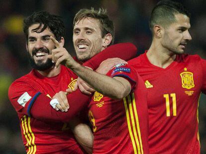 Monreal (c) celebra con Isco y Vitolo.