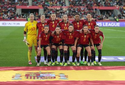 The national team players pose for a family photo before the game. 