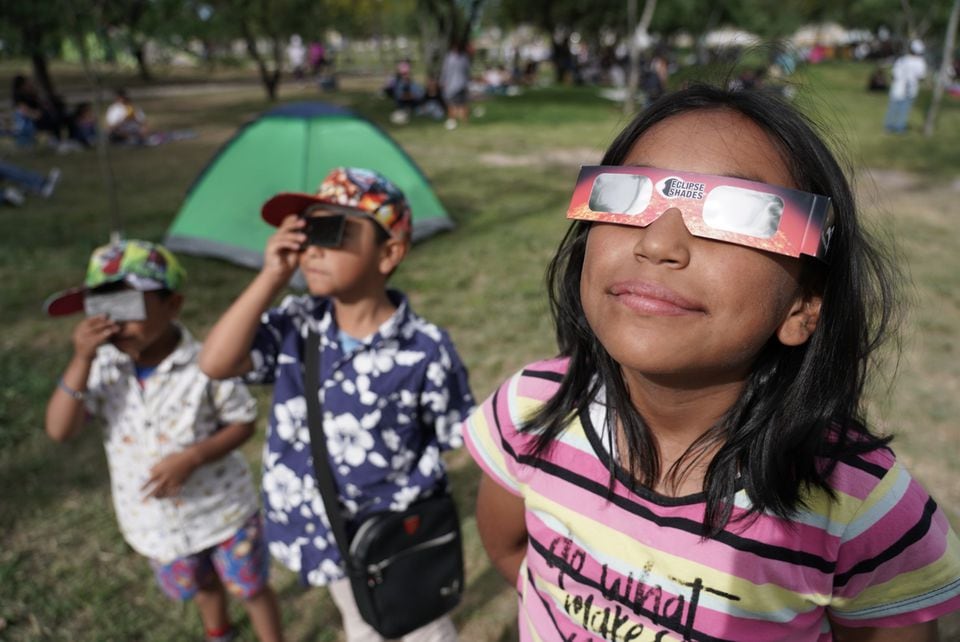 Habitantes de Torreón, Coahuila, se preparan para el eclipse solar, el 8 de abril de 2024.