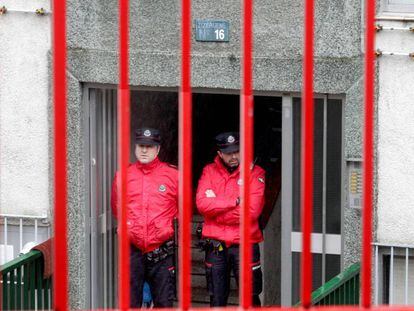 Agentes de la Ertzaintza cuestodian el portal de las v&iacute;ctimas.