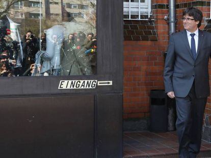 El 'expresident' de la Generalitat Carles Puigdemont saliendo la cárcel de Neumünster en Alemania.