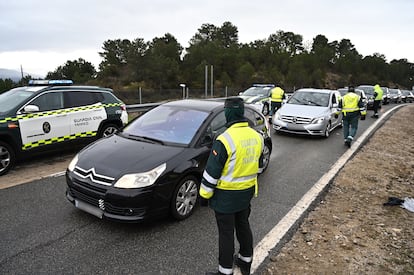 Varios guardias civiles de tráfico, durante un control de carretera en la AP-6, el pasado viernes, a la altura de la localidad madrileña de Guadarrama.