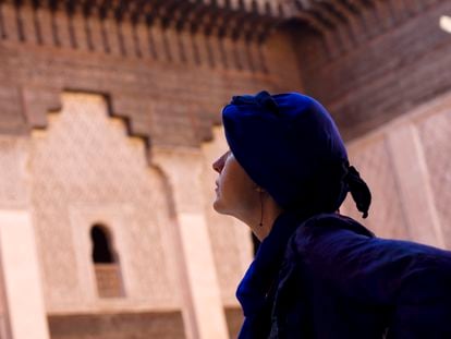 Una mujer en la madrasa Ben Youssef, en Marrakech, Marruecos.