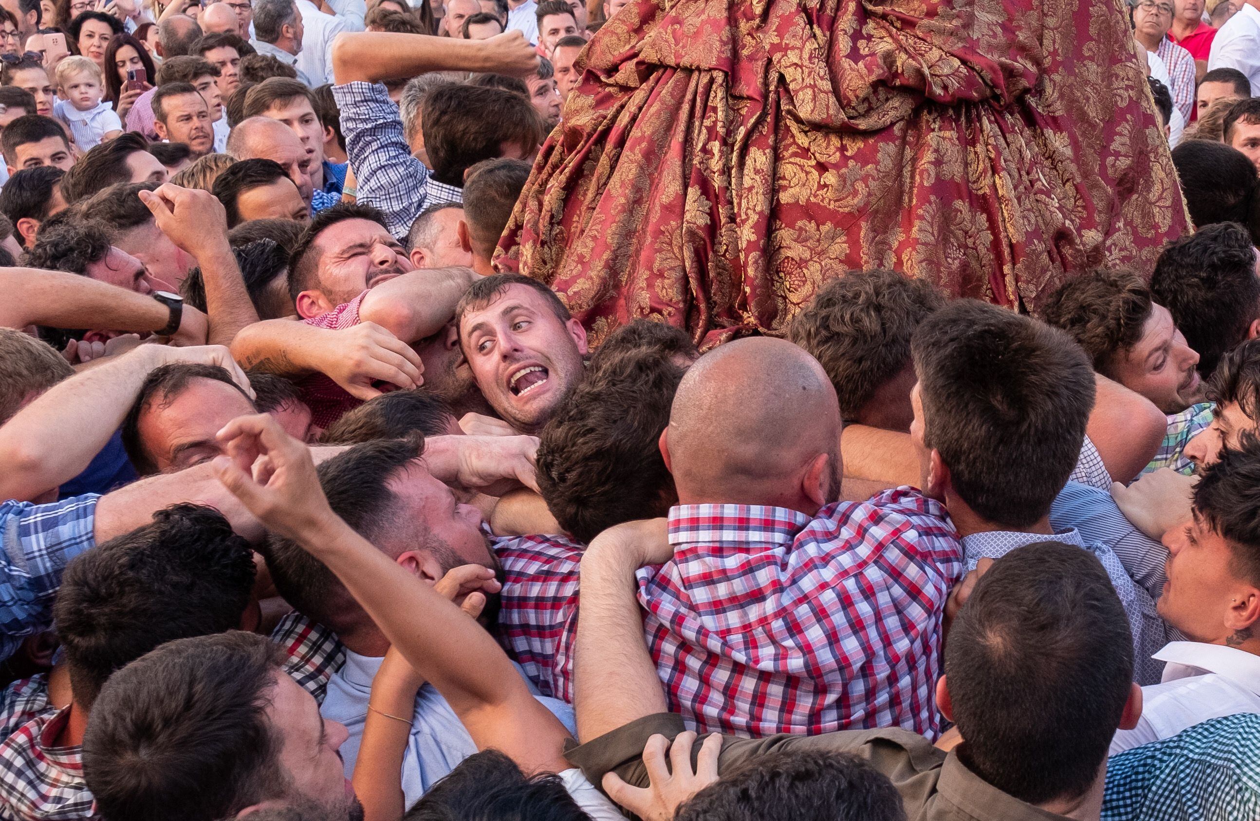 Fieles de la Blanca Paloma se agolpan para sacar a hombros a la virgen de la de la iglesia de Nuestra Señora de la Asunción de Almonte (Huelva). 