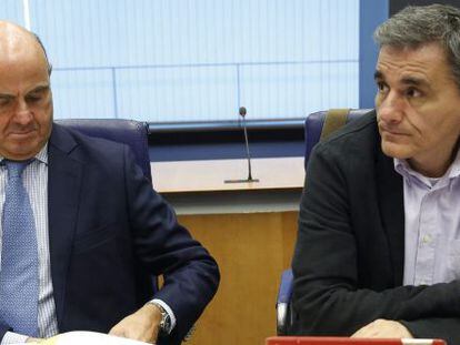 El ministro espa&ntilde;ol de Econom&iacute;a, Luis de Guindos (i) y el ministro griego de Finanzas, Euclides Tsakalotos (d) durante la reuni&oacute;n del Eurogrupo que tiene lugar hoy en Luxemburgo hoy 5 de octubre de 2015. 