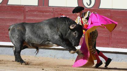 Fernando Robleño recibe de capote a su primer toro.