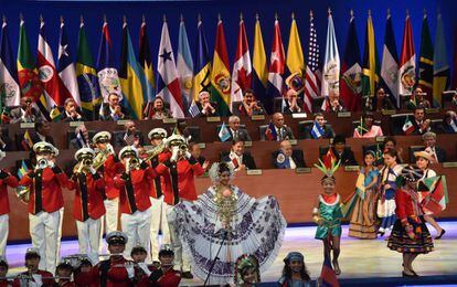 El acto de inauguración de la cumbre estuvo amenizado con música y bailes regionales.