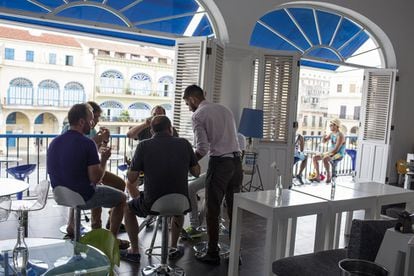 El bar restaurante Azúcar, abierto en noviembre en la Plaza Vieja, es uno de los lugares privados con encanto que han florecido en la Habana Vieja.