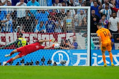 Emiliano Martinez para el penalti lanzado por Steven Berghuis.