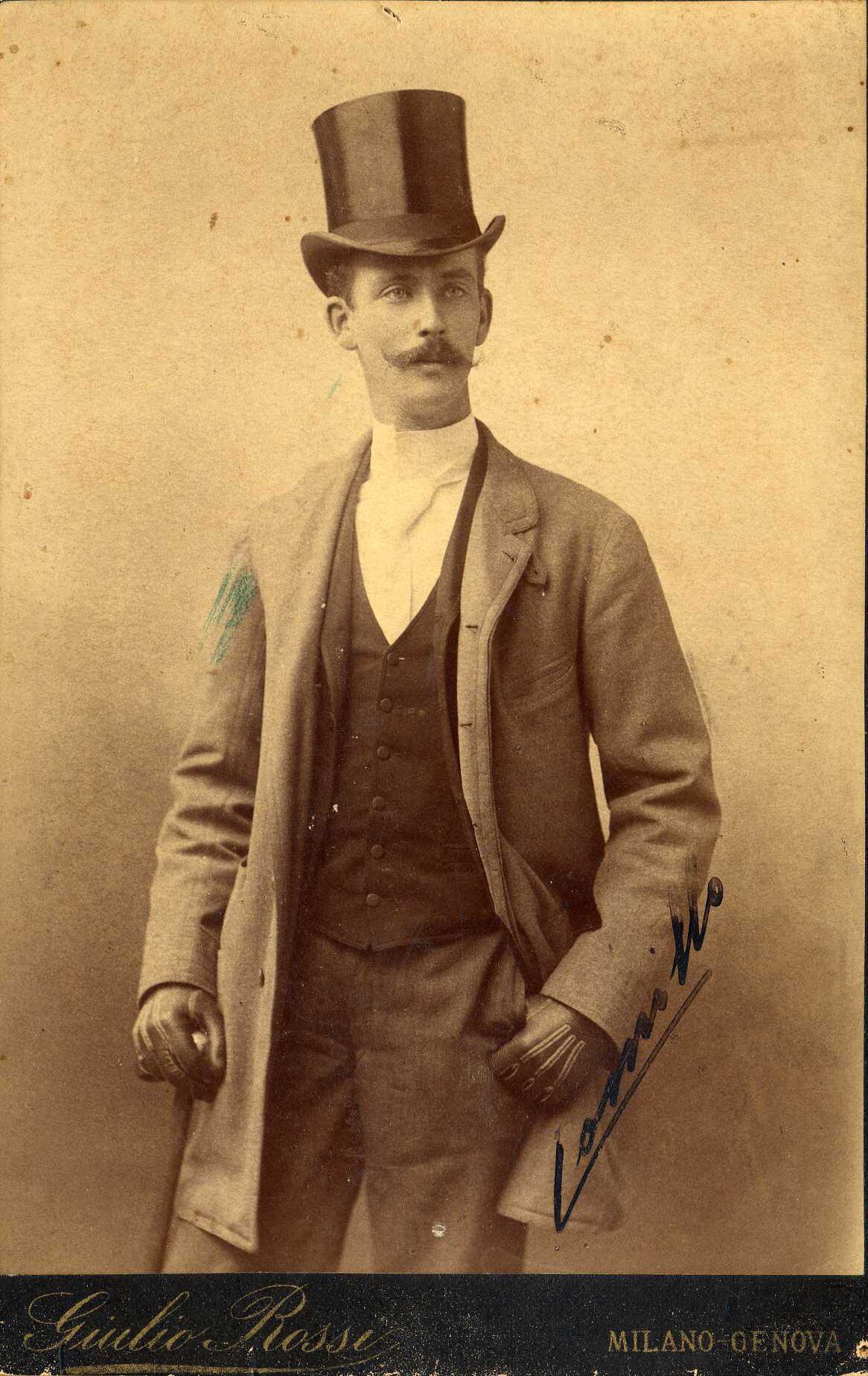 Camillo Negroni de joven (hacia 1886) en pose académica con sombrero de copa. Fotografía proporcionada por el autor del libro 'Negroni Cocktail: Una leggenda italiana' (Giunti, 2015).