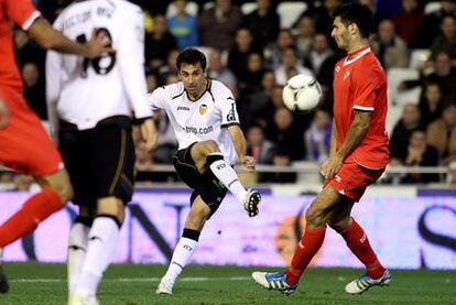 Jonas dispara a puerta en la acción que supuso el gol del triunfo del Valencia.