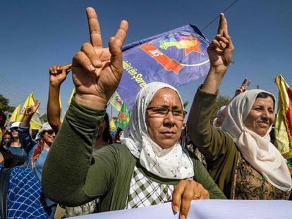 Kurdos sirios, en una manifestación tras el anuncio de la ofensiva, el pasado lunes en Ras al-Ain (Siria).