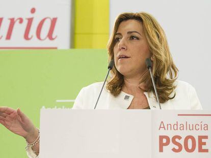 Susana Díaz se dirige a los parlamentarios andaluces.