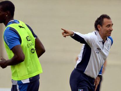 Prandelli, a la derecha, dirige a Balotelli, en un entrenamiento en R&iacute;o. 