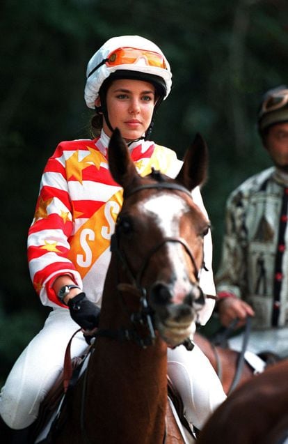 Desde niña, siente pasión por los caballos. Y desde su adolescencia, Carlota Casiraghi compite en competiciones hípicas. En la imagen, en un concurso en Fontainebleau (Francia), en 2001.