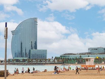 El hotel W Barcelona hotel, también conocido como Hotel Vela, en la playa de la Barceloneta.