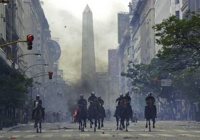 Enfrentamientos entre polic&iacute;a y manifestantes en Buenos Aires, en 2001, durante el corralito.