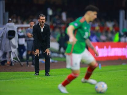 El entrenador de México, Diego Cocca, durante el partido contra Jamaica, en el estadio Azteca.