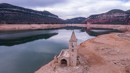 Fotografía aérea tomada por un dron que sobrevuela las antiguas ruinas de la iglesia del embalse de Sau, que ha emergido debido a la grave sequía que sufre la región de Cataluña y los niveles más bajos de la reserva de agua.