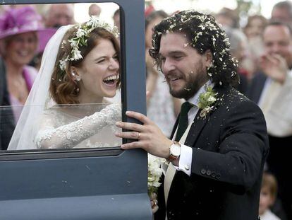 Kit Harington y Rose Leslie, este sábado tras su boda en Escocia.