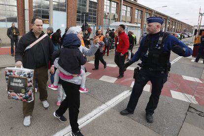 Passatgers i treballadors evai empleats evacuen l'edifici de la terminal després de registrar-se explosions a l'aeroport internacional de Zaventem, prop de Brussel·les.