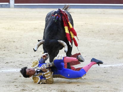 Alberto Aguilar, volteado en su segundo toro de la tarde.