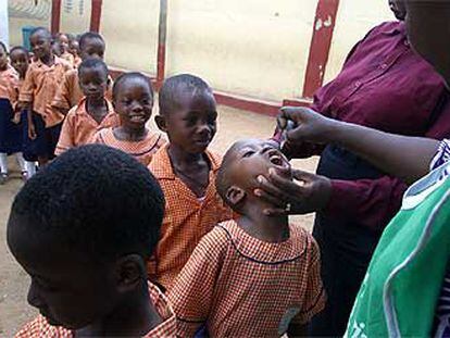 Niños nigerianos reciben la vacuna contra la polio, ayer, en un colegio de Lagos, la capital.
