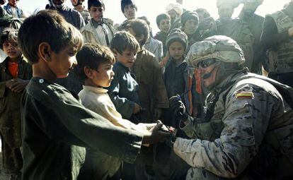 Un militar espa&ntilde;ol charla con unos ni&ntilde;os durante una patrulla conjunta con el Ej&eacute;rcito afgano en Zargar.