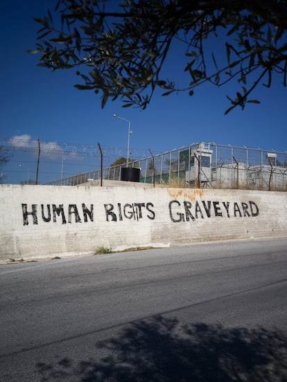 "Cementerio de los derechos humanos", reza esta pintada en inglés sobre uno de los muros del antiguo campo de Moria, en la isla de Lesbos.