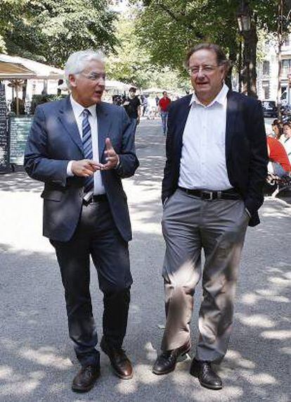 Ferran Mascarell (esquerra) i Josep Ramoneda, escalfant al carrer la conversa que van a mantenir per a Quadern.