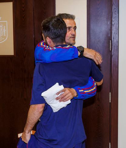 Luis Enrique abraza a Gayá, poco antes de la partida del jugador de la concentración de la selección.