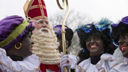 San Nicol&aacute;s, con sus pajes en la cabalgata de &Aacute;msterdam de 2013.