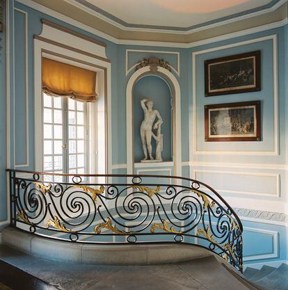 La escalera está presidida por una escultura de la Real Academia de Bellas Artes de San Fernando.