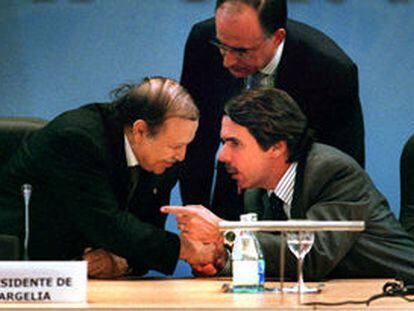 José María Aznar, con el presidente de Argelia, Abdelaziz Buteflika, ayer en Valencia.