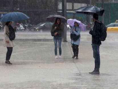 Un fuerte aguacero esta mañana en Barcelona.