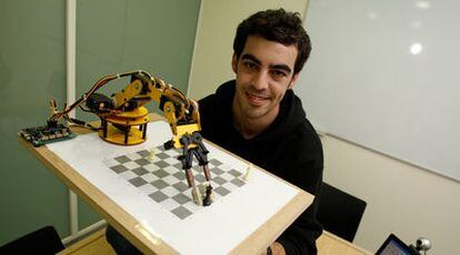 Luis Márquez, con su robot <i>Chesso</i>, en un aula de la Universidad San Pablo CEU en Boadilla.