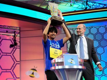 Dev Shah levanta su trofeo tras ganar la final del National Spelling Bee, el jueves en National Harbor (Maryland).