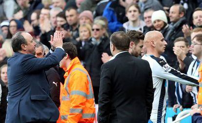 Rafa Benitez (i) aplaude a la grada tras el partido.