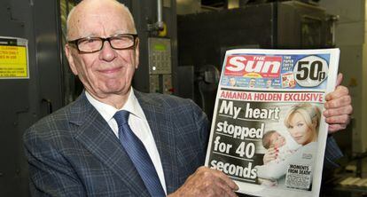 Rupert Murdoch con un ejemplar de &#039;The Sun&#039;.