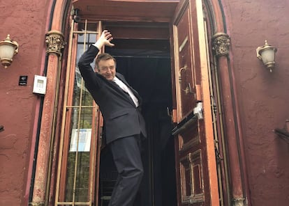 El español Ángel Orensanz, en la puerta de su sinagoga cultural del Lower East Side de Manhattan.