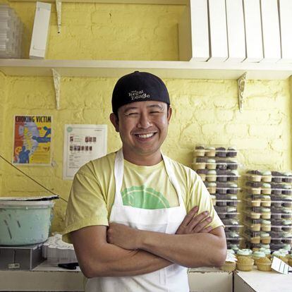 Ming Lim es el 'manager' de Billy’s Bakery, una panadería y pastelería que sigue la tradición golosa '(sweet tooth)' americana. Hay colas cuando los niños salen del colegio. Y sus dos bancos en la calle son un lugar de charla. <p>184, Novena Avenida. www.billysbakerynyc.com
